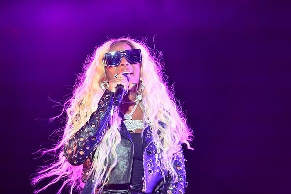 Mary J. Blige Shut Internet Down Showing Off Abs + Beautiful Natural Face In A Bikini